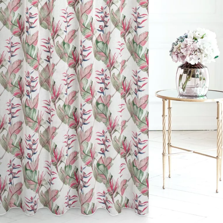 Tkanina firanowa matowa etamina z barwnym nadrukiem egzotycznych liści i kwiatów, wykończona obciążnikiem
