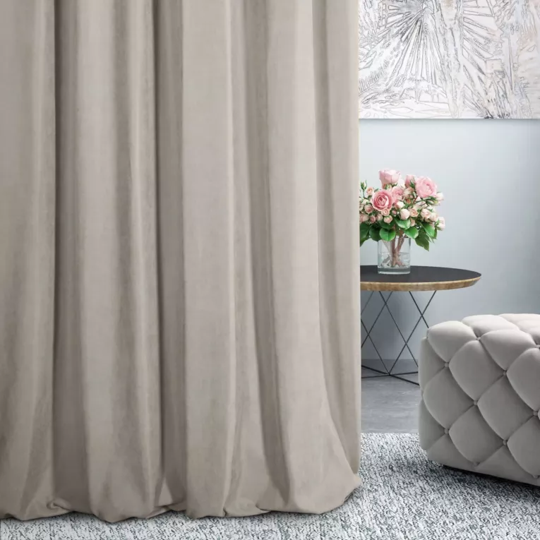 Zasłona szyta na taśmie 5 cm DORA - HIT szarobeżowa z miękkiej tkaniny o welurowej strukturze