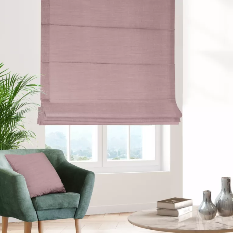 Roleta rzymska ciemnoróżowa z miękkiej tkaniny o naturalnym splocie w stylu ekologicznym