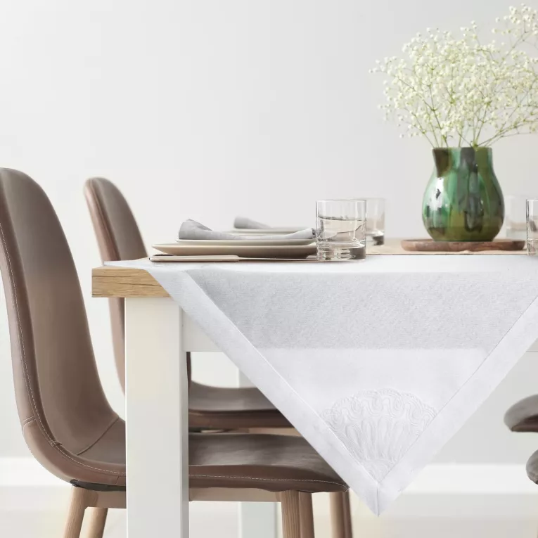 Obrus biały 85x85 cm BRENDA zdobiony ozdobną kantą i haftowaną koronką DIVA LINE