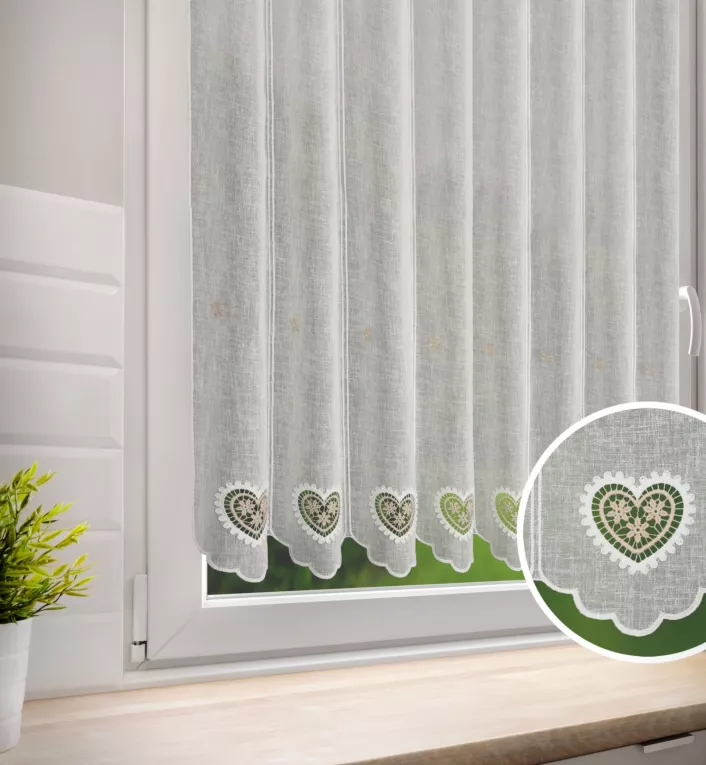 Tkanina firanowa zazdrostka z etaminy zdobiona haftowanymi ażurowymi sercami