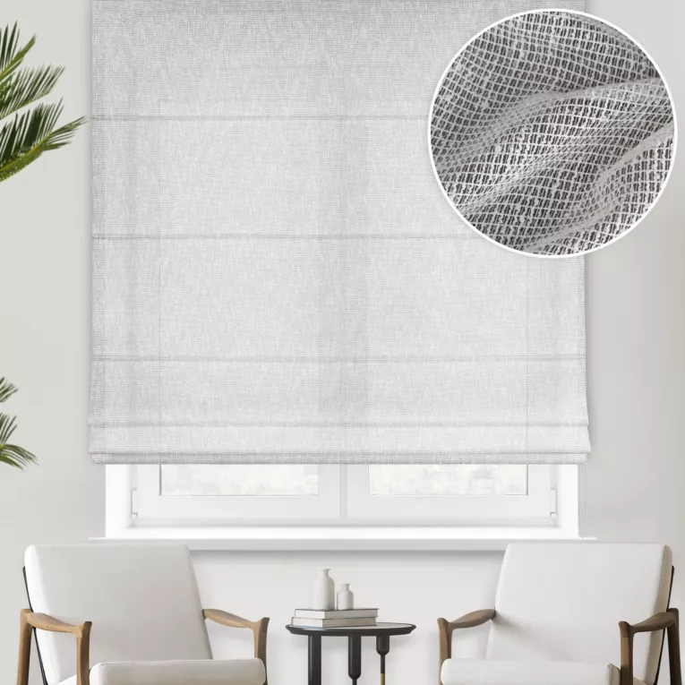 Roleta rzymska biała z matowej siatki w stylu eko, wykończona obciążnikiem