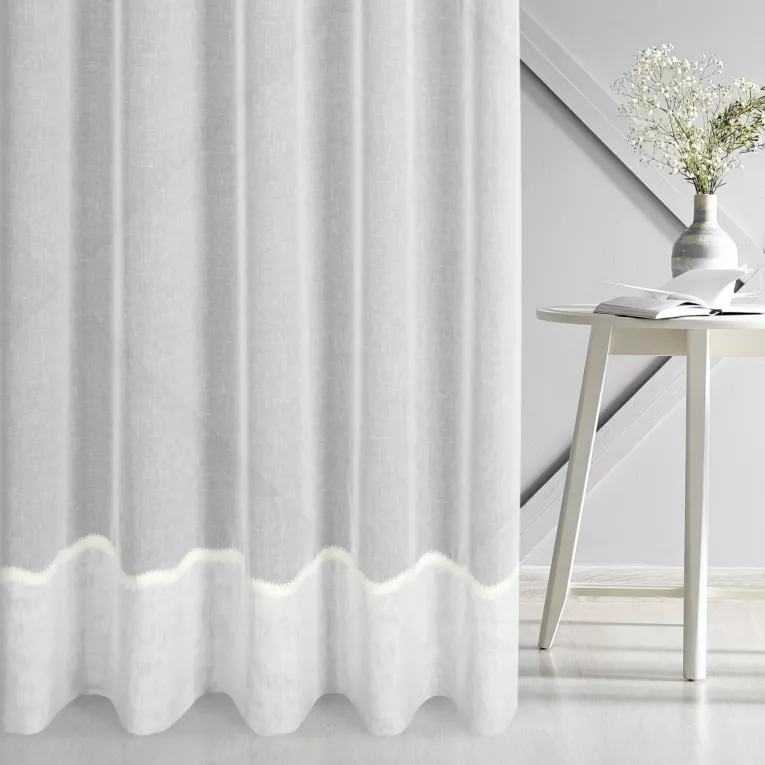 Firana szyta na taśmie 5 cm kremowa z matowej etaminy wykończonej ozdobnym podwinięciem Italissima Eva Minge