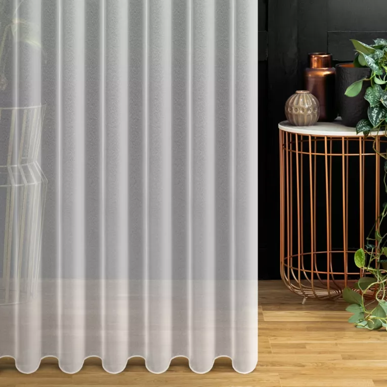 Firana szyta na taśmie 5 cm biała z gładkiej matowej markizety o gęstym splocie, wykończona obciążnikiem