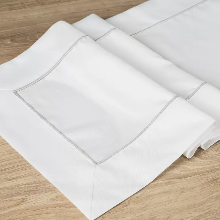 Bieżnik na stół biały 40x140 cm KARIN zdobiony listwą oraz delikatną srebrną wypustką w eleganckim opakowaniu