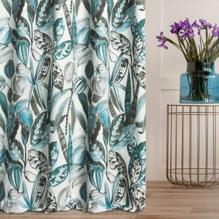 Zasłona szyta na taśmie 8 cm jasnokremowo turkusowa z tkaniny o naturalnym splocie z nadrukowanym botanicznym wzorem