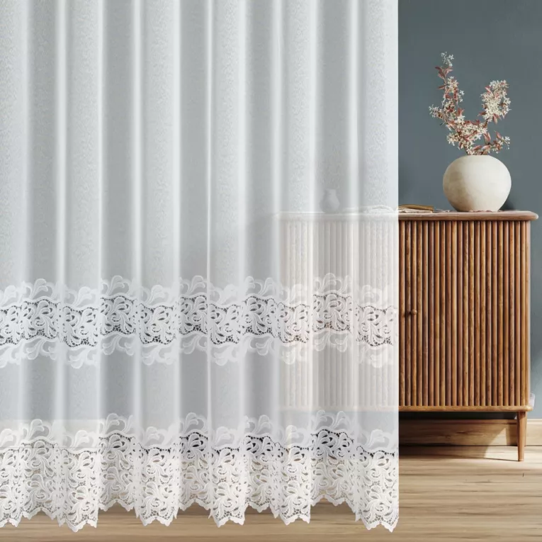 Firana szyta na taśmie fala biała z matowej markizety ozdobionej fantazyjną aplikacją