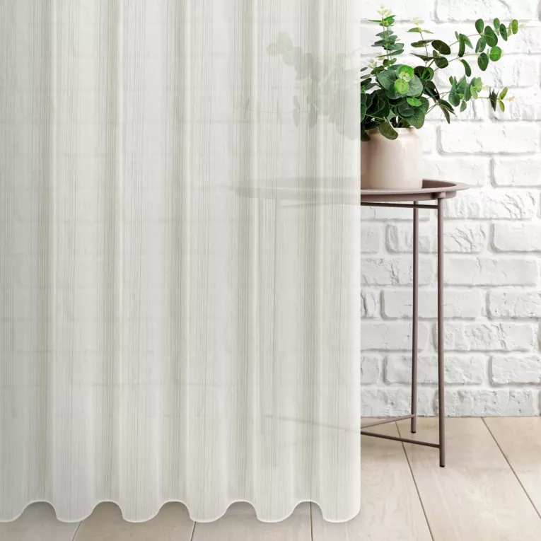 Firana szyta na taśmie 5 cm kremowa z delikatnego materialu z efektem deszczyku, wykończona obciąznikiem