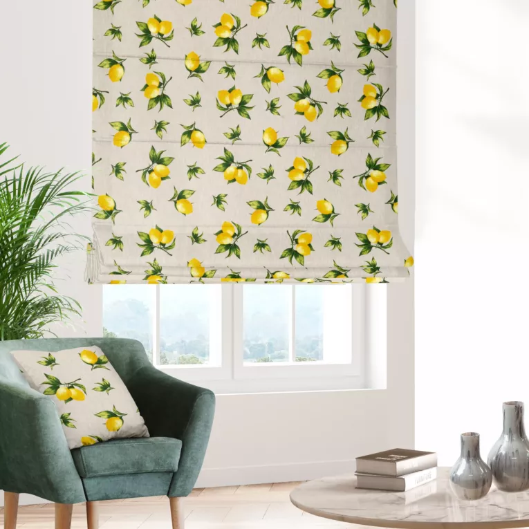 Roleta rzymska naturalno żółta z tkaniny bawełnianej o naturalnym wyglądzie drukowanej w kolorowy wzór