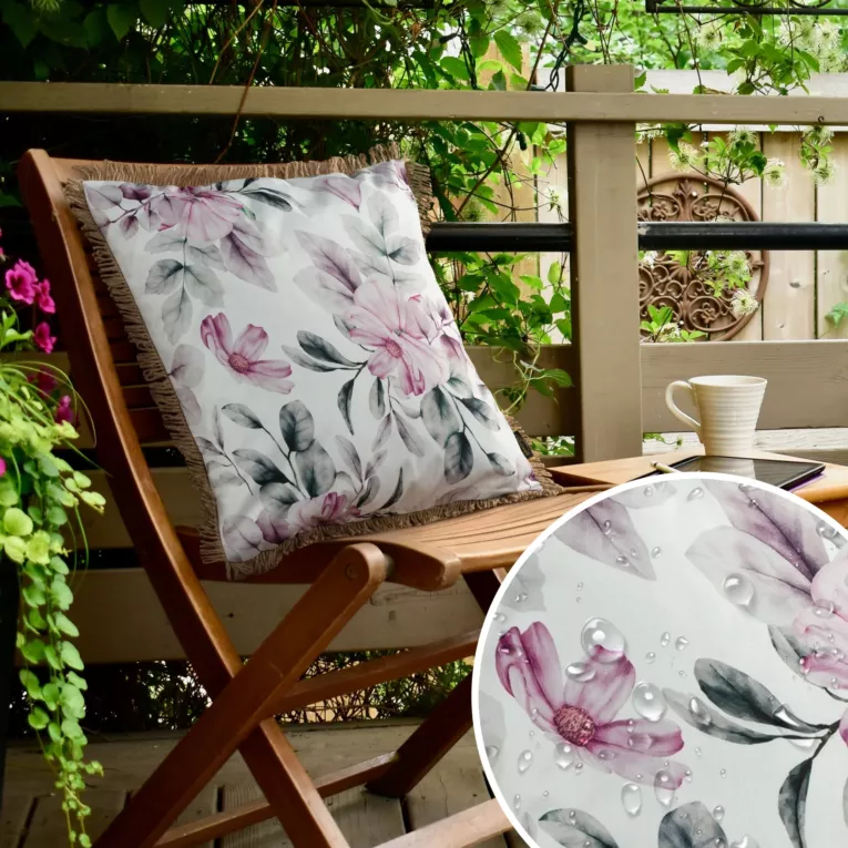 Poszewka na poduszkę 45x45 cm z tkaniny wodoodpornej biało, różowa idealna na taras oraz balkon zdobiona nadrukiem kwiatów i frędzli GARDEN