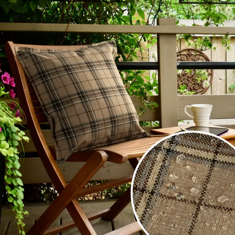 Poszewka na poduszkę 45x45 cm z tkaniny wodoodpornej beżowo, brązowa idealna na taras oraz balkon zdobiona nadrukiem kraty GARDEN