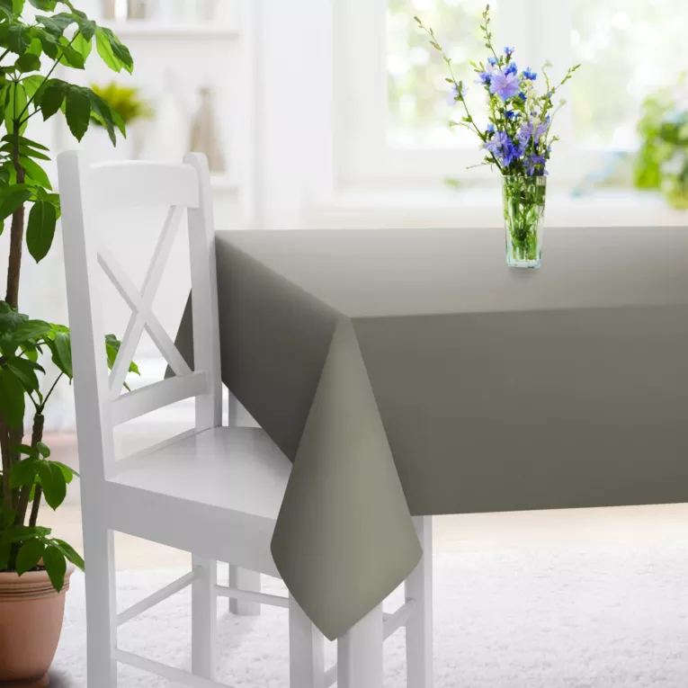 Obrus szyty jasnoszary z gładkiej tkaniny zaciemniającej typu dimout wykończona obciążnikiem