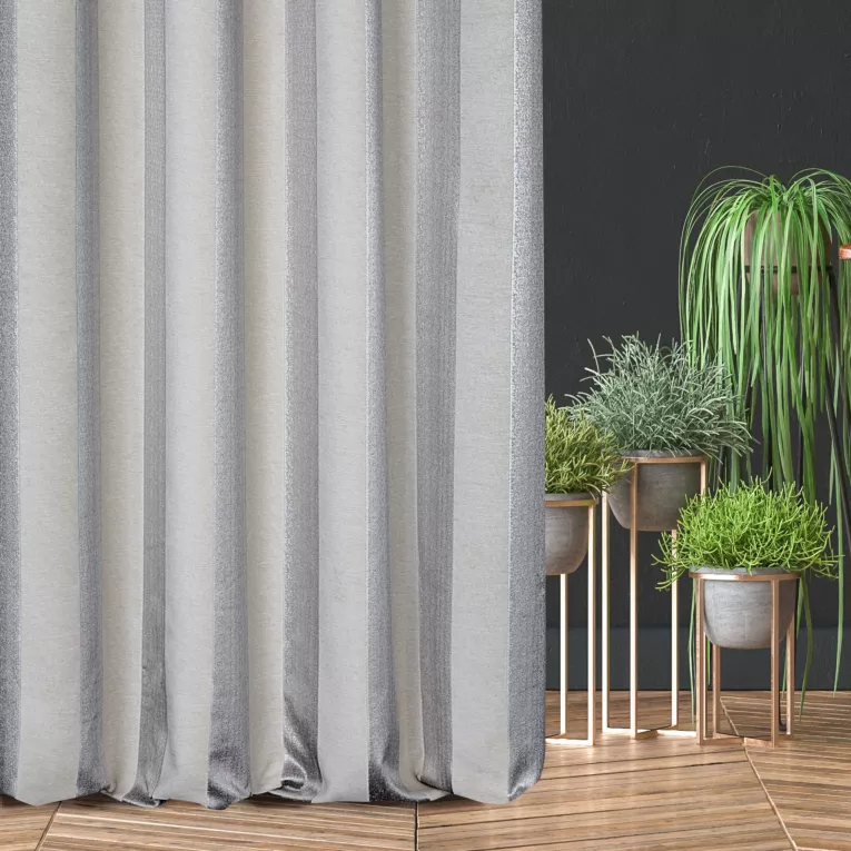 Zasłona szyta na taśmie 5 cm srebrna z szenilowej tkaniny w klasyczne pionowe pasy przetykane błyszczącą nicią