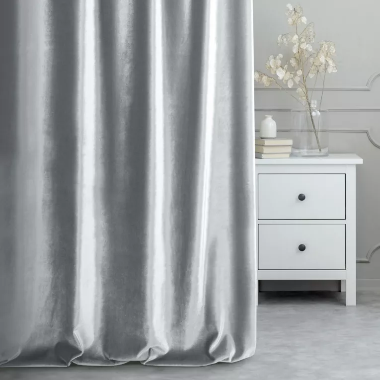 Zasłona szyta na taśmie 5 cm SAFARI srebrna z miękkiej welwetowej tkaniny z połyskiem