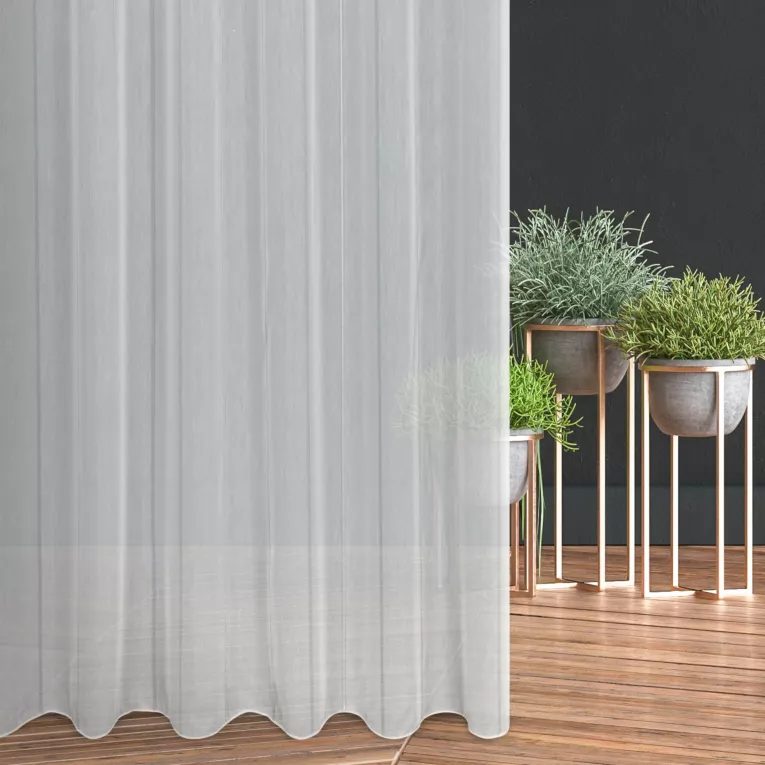 Firana szyta na taśmie 5 cm biało granatowa z miękkiej tkaniny o naturalnym splocie z pionowymi pasami, wykończona obciążnikiem