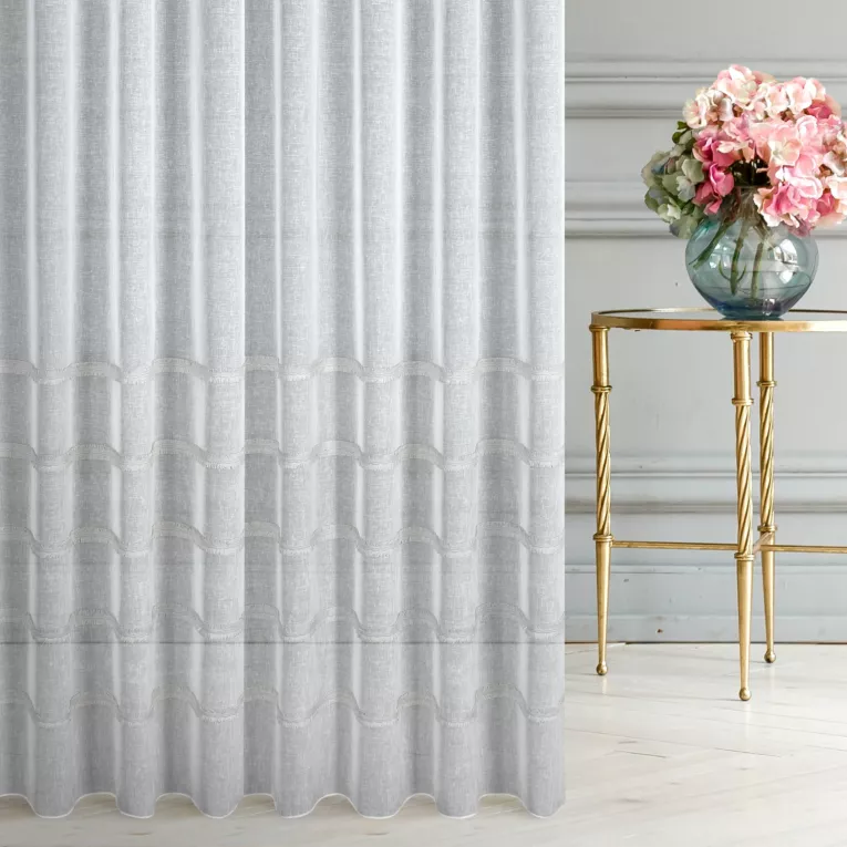 Firana szyta na flexach biała z etaminy zdobionej frędzlowymi pasami