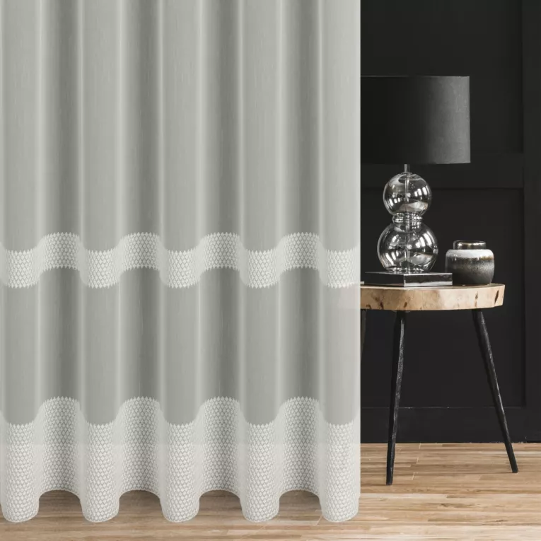 Firana szyta na taśmie 5 cm kremowa z tkaniny typu Aden, zdobiona drobnym, geometrycznym haftem tworzącym poziome pasy