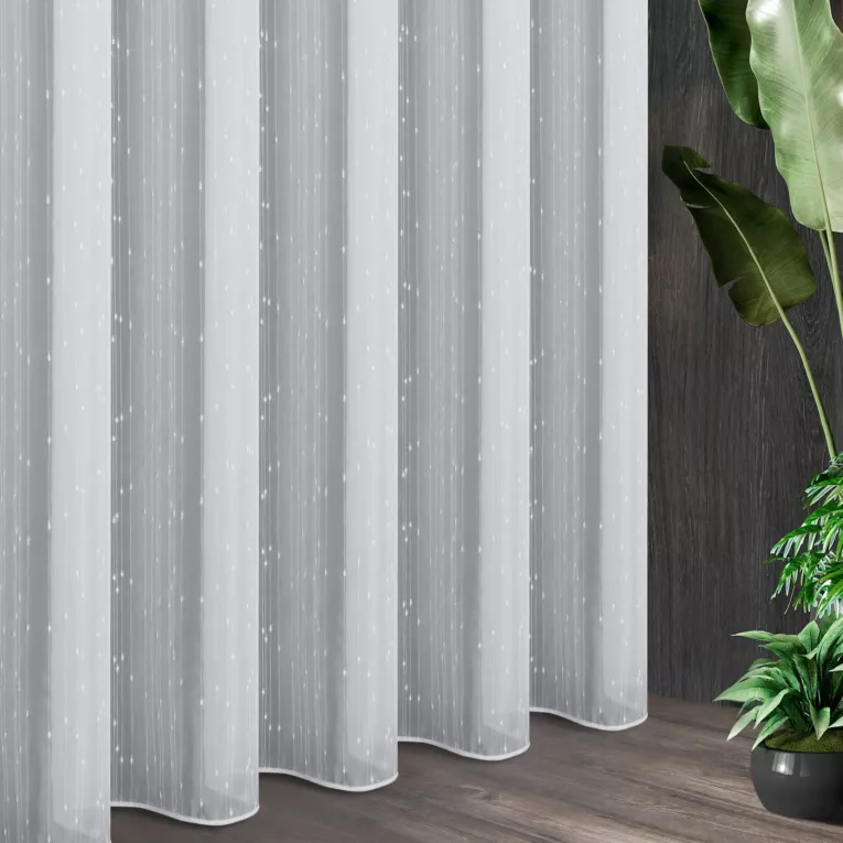 Tkanina firanowa z efektem deszczyku wykończona obciążnikiem