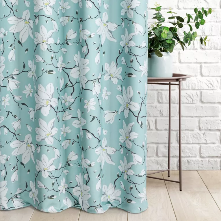 Zasłona szyta na taśmie 5 cm miętowa z miękkiej w dotyku tkaniny, z motywem kwitnących magnolii