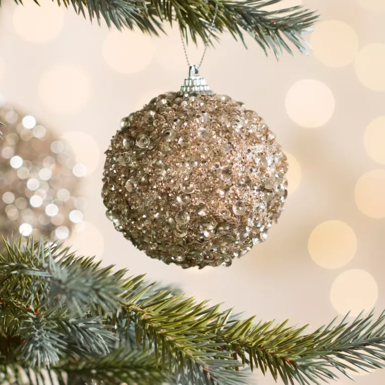 Bombka choinkowa zdobiona cekinami i koralikami