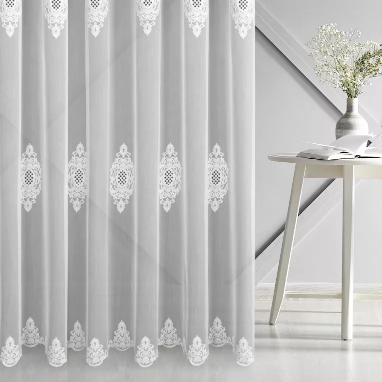 Firana szyta na taśmie 5 cm biała z miękkiej tkaniny typu ADEN z efektem deszczyku, zdobiona haftem łańcuszkowym