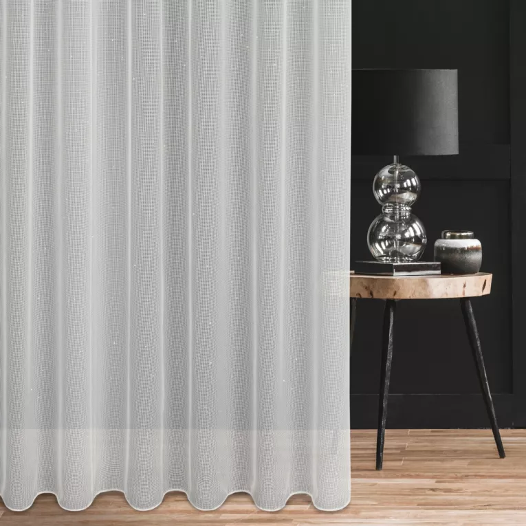 Firana szyta na taśmie 5 cm kremowo złota z siatki ozdobionej drobnymi cekinami, wykończona obciążnikiem