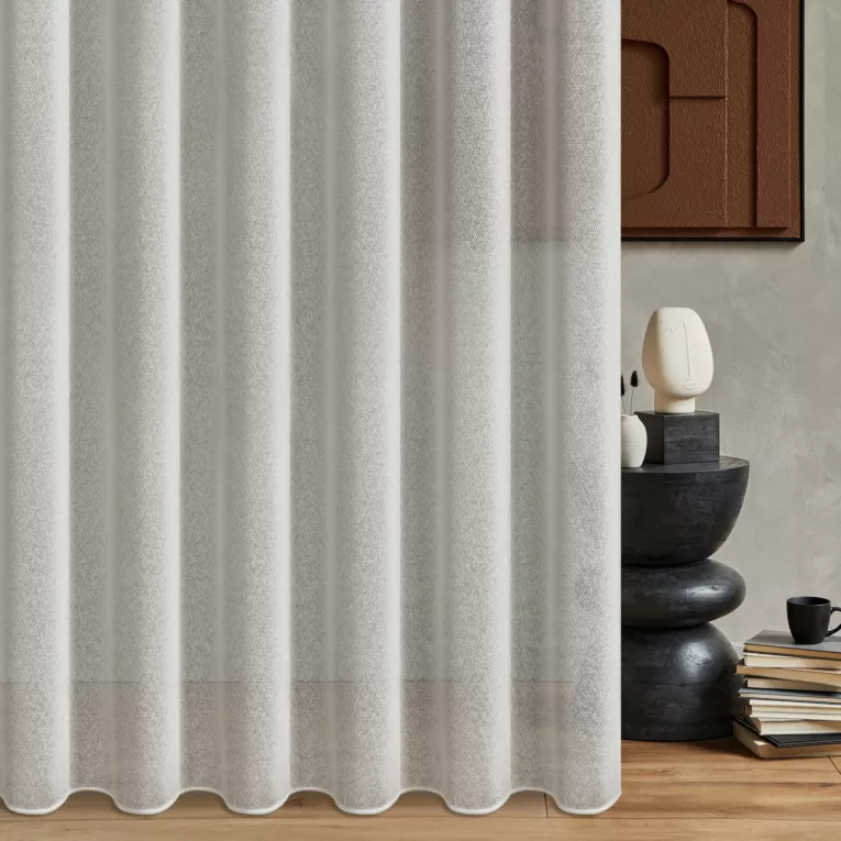 Firana szyta na taśmie 5 cm jasnobeżowa z miękkiej matowej tkaniny o strukturze siatki