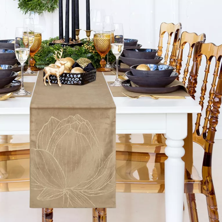 Bieżnik na stół beżowy 35x180 cm welwetowy BLINK 12 z dużym wzorem kwiatu lotosu