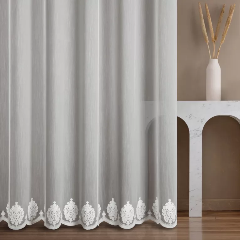 Firana szyta na taśmie 5 cm naturalna z delikatnej i matowej tkaniny z miękkim, łańcuszkowym haftem dołem