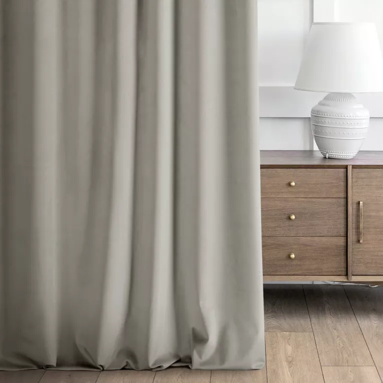 Zasłona szyta na taśmie 5 cm ENYA szarobeżowa z miękkiej półmatowej tkaniny welwetowej