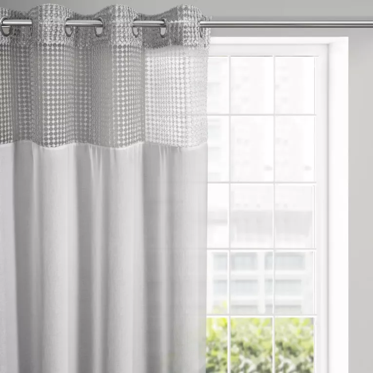 Firana srebrna z matowej etaminy zdobiona pasem ażurowej koronki 140x270 cm przelotka AGRACE