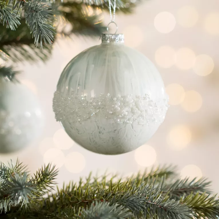 Szklana bombka choinkowa ręcznie zdobiona z dodatkiem drobnych koralików