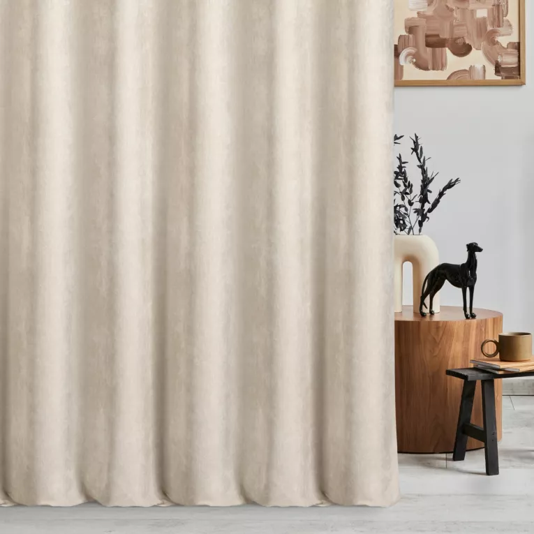 Zasłona szyta na flexach beżowa z tkaniny o szenilowej strukturze