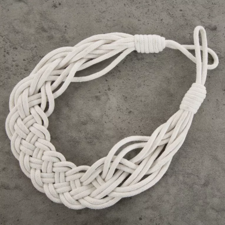 Dekoracyjny sznur do zasłon DAMLA w kształcie plecionego warkocza z matowym wykończeniem