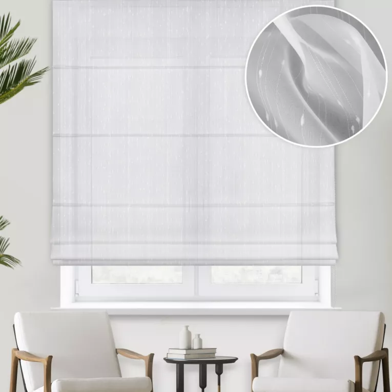 Roleta rzymska biała z delikatnej tkaniny w delikatne pionowe pasy