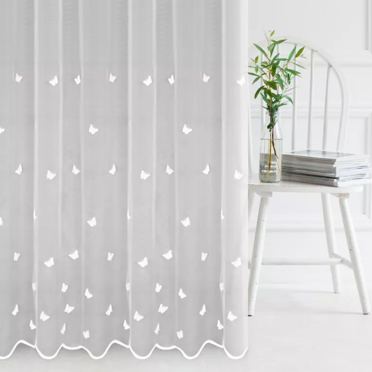 Firana szyta na taśmie 5 cm biała z eleganckiej tkaniny peru z dziecięcą aplikacją