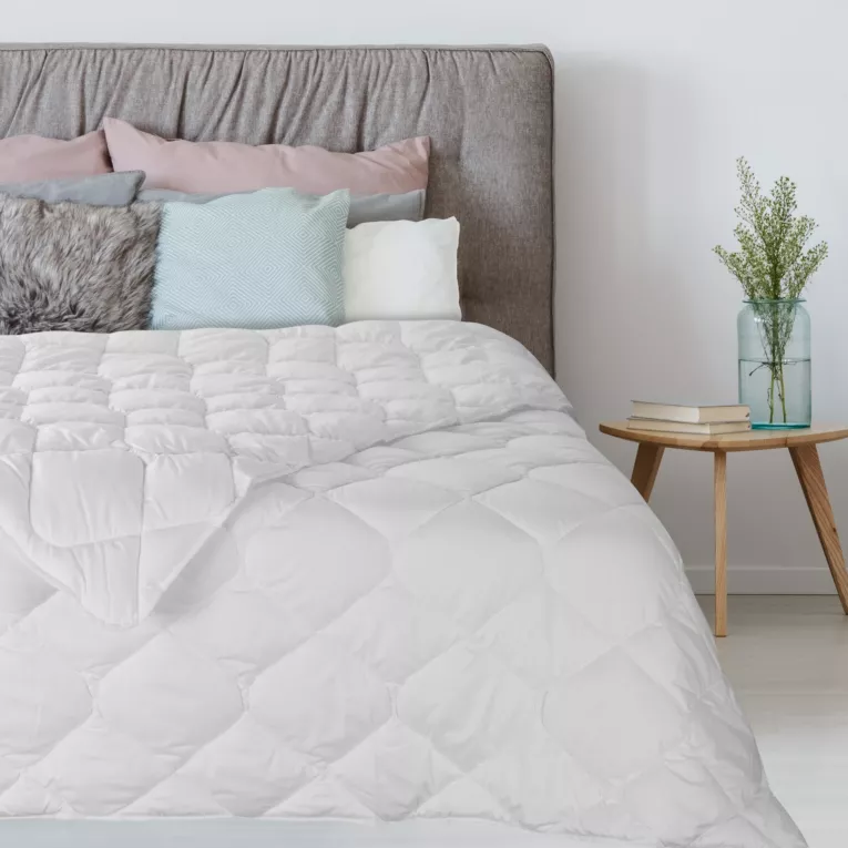 Antyalergiczna kołdra SILVER LIGHT z wypełnieniem z elastycznych włókien poliestrowych letnia