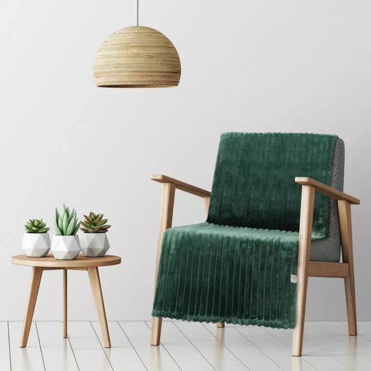 Narzuta na fotel - koc 70x160 cm ciemnozielona z wytłaczanym wzorem i efektem 3D SOFT Design 91