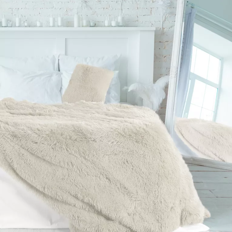 Narzuta LETTIE z miękkiego i przyjemnego w dotyku ekologicznego futerka z długim włosem