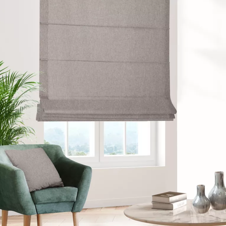 Roleta rzymska beżowo błękitna z tkaniny w stylu eko i efektem melanżu