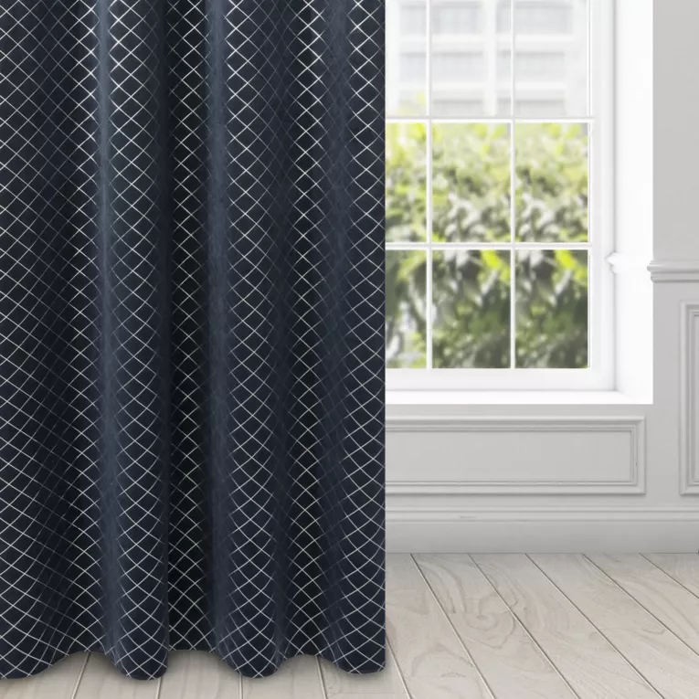 Zasłona z miękkiego welwetu ze srebrnym nadrukiem w geometryczny wzór