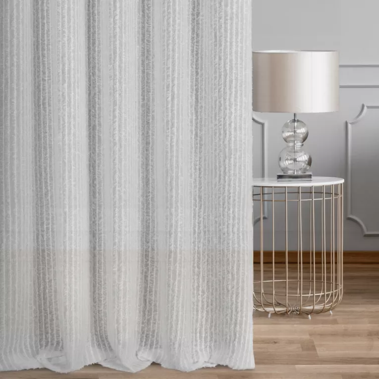 Zasłona szyta na taśmie 5 cm biała z tkaniny z aplikacją i haftem