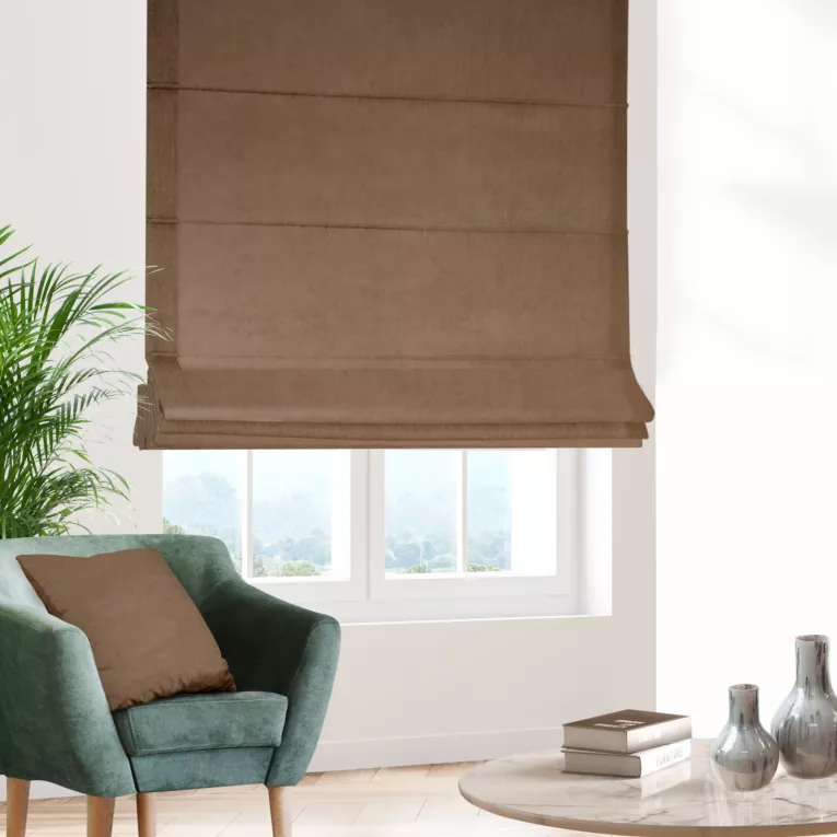 Roleta rzymska jasnobrązowa z miękkiej tkaniny o welurowej strukturze i wyraźnym splocie