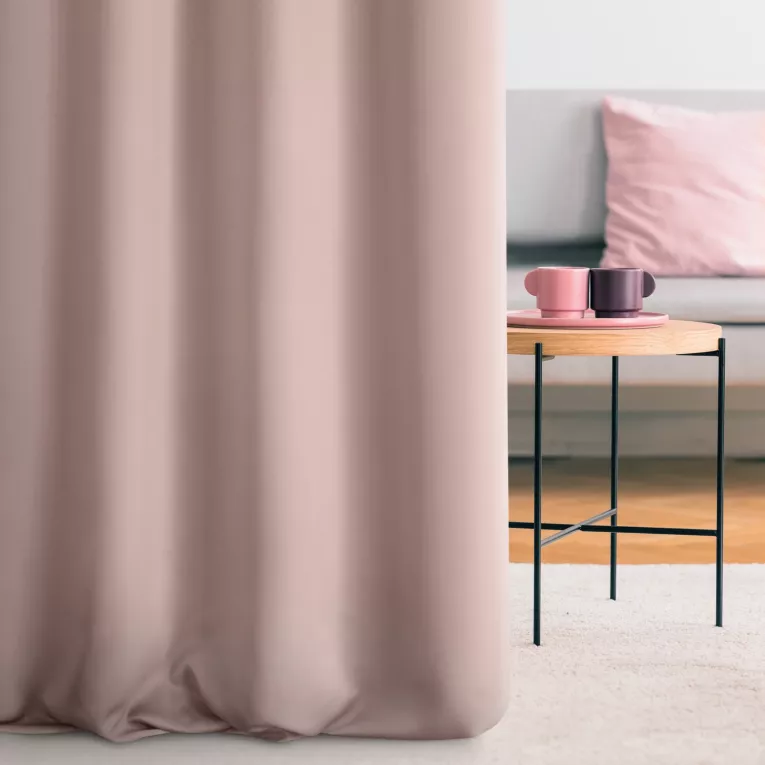 Zasłona szyta na taśmie 5 cm pudrowo różowo różowa z gładkiej tkaniny zaciemniającej typu dimout