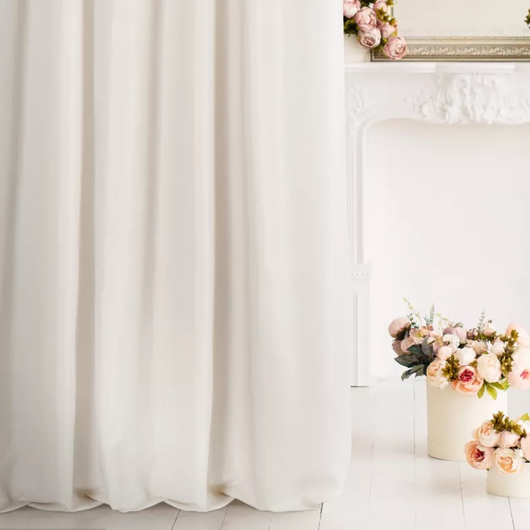 Zasłona szyta na taśmie 5 cm JULIETT jasnobeżowa z eleganckiej połyskującej tkaniny przetykanej lureksową nicią