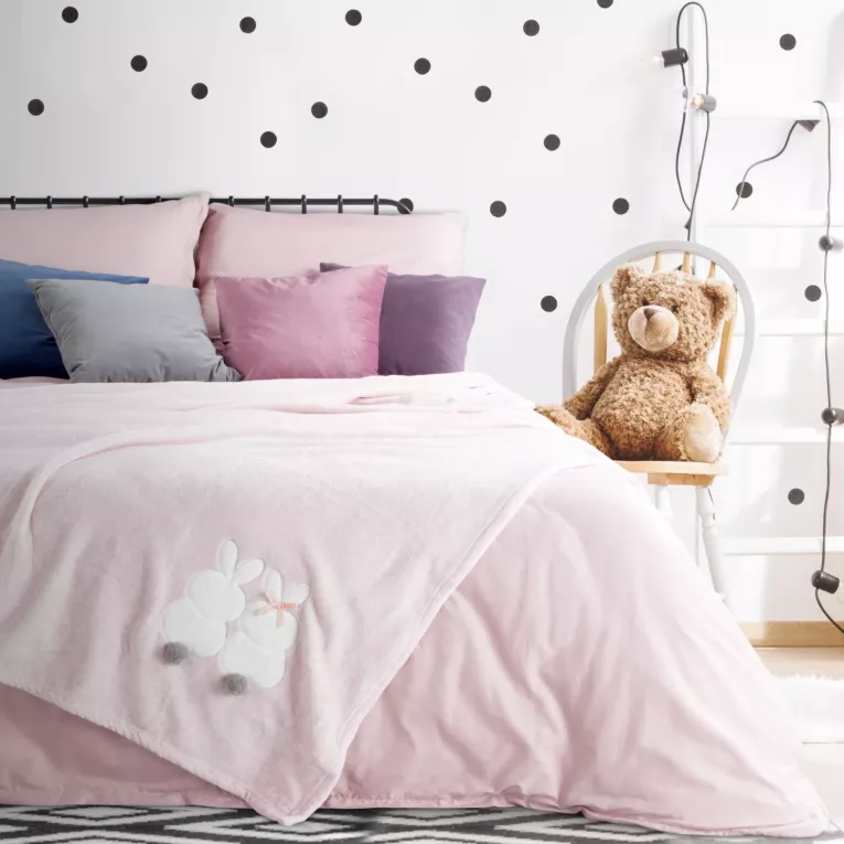 Kocyk dziecięcy z aplikacją z króliczkami