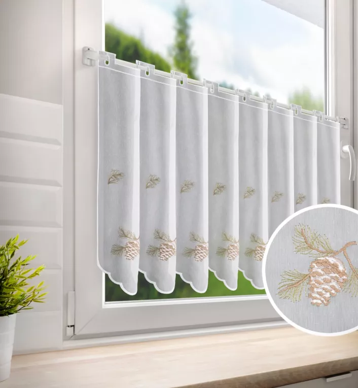 Tkanina firanowa zazdrostka zdobiona zimowym haftem