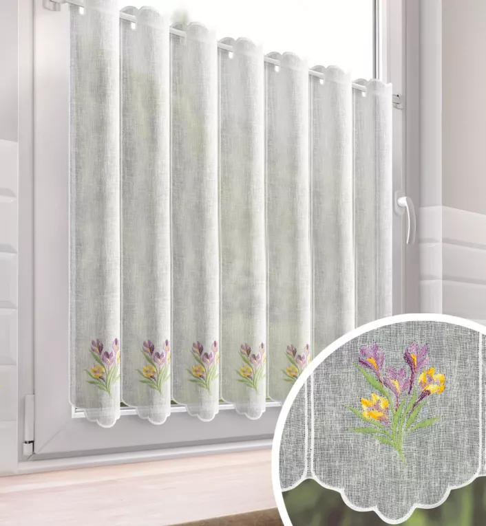 Tkanina firanowa zazdrostka z etaminy zdobiona uroczym haftem krokusów