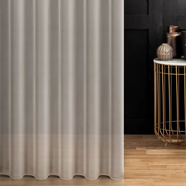 Firana szyta na przelotkach beżowa z miękkiej tkaniny o perłowym połysku, wykończona obciążnikiem