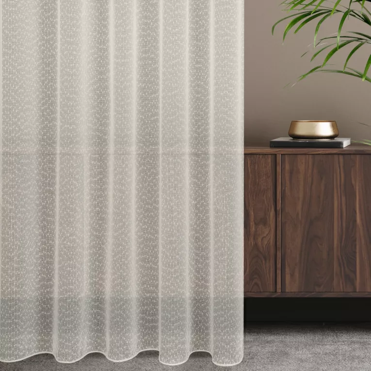 Firana szyta na taśmie 5 cm kremowa z miękkiej matowej tkaniny o strukturze siatki, wykończona obciążnikiem